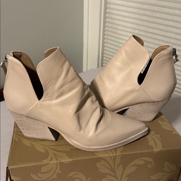 Golo Shoes - GOLO Short boots Women’s 7.5 bone color soft leather booties shooties Western